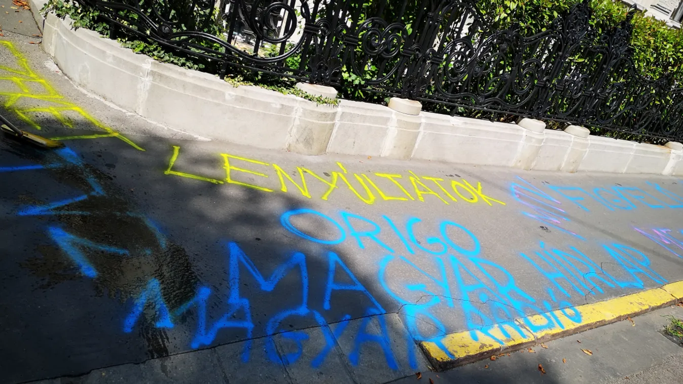 Telefirkálták a Fidesz székháza előtti járdát