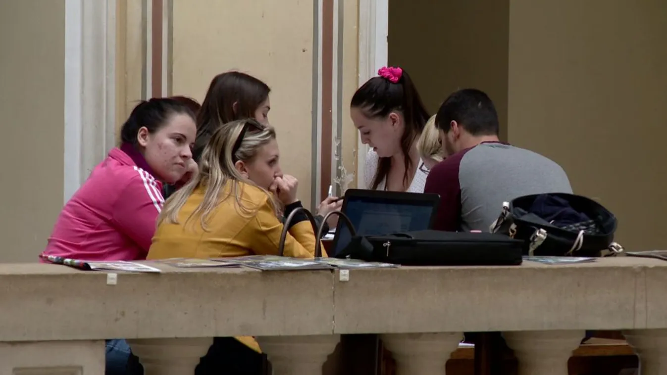 Csaknem 10 ezren pótfelvételiztek