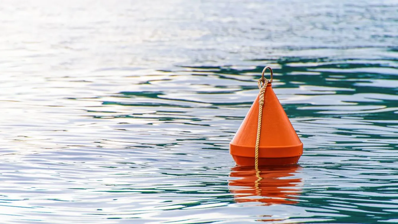 Tizenöt órán át kapaszkodtak egy bójába a nyílt tengeren