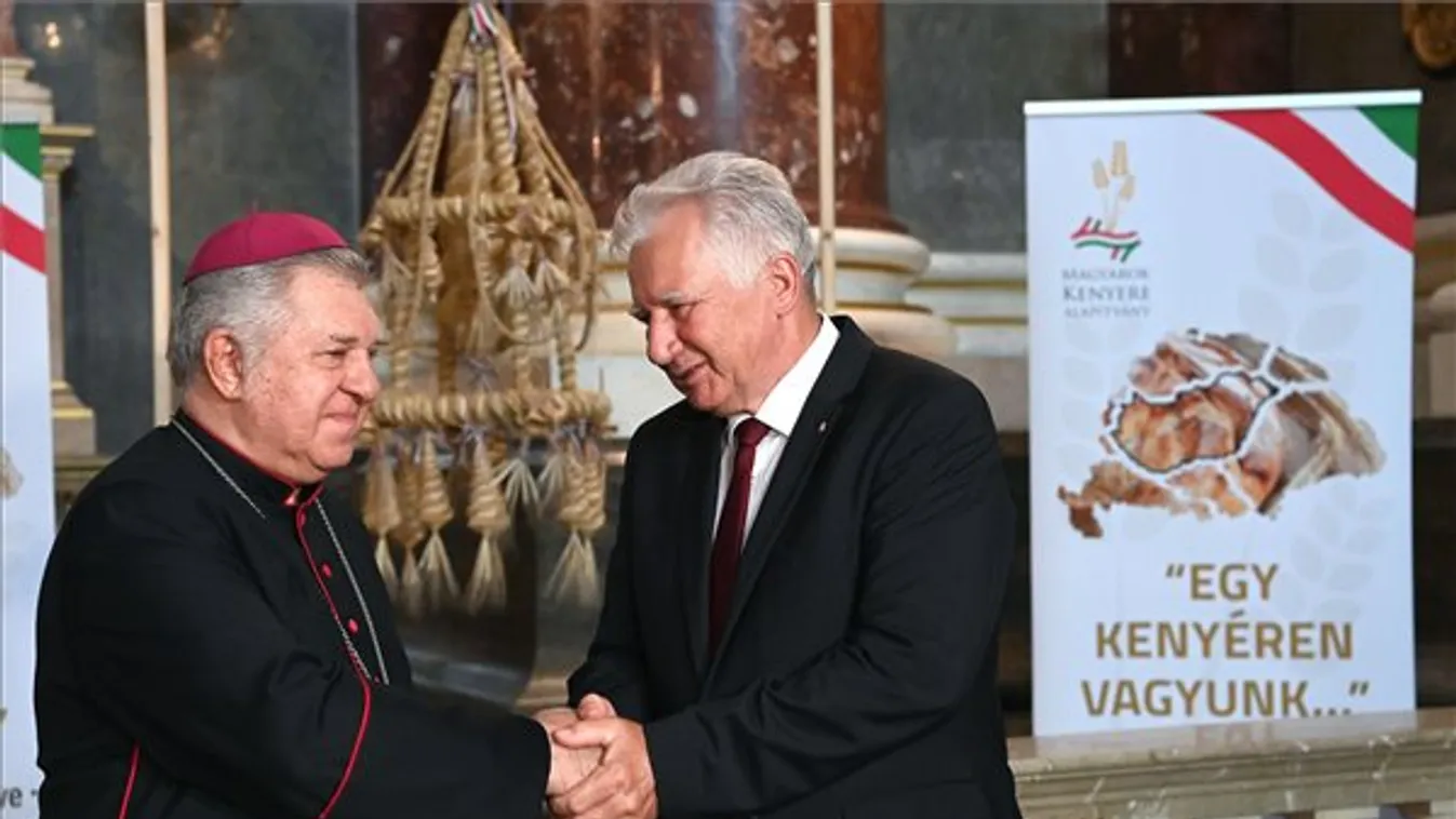 Elhelyezték a Kárpát-medence Aratókoszorúját a Szent István-bazilikában