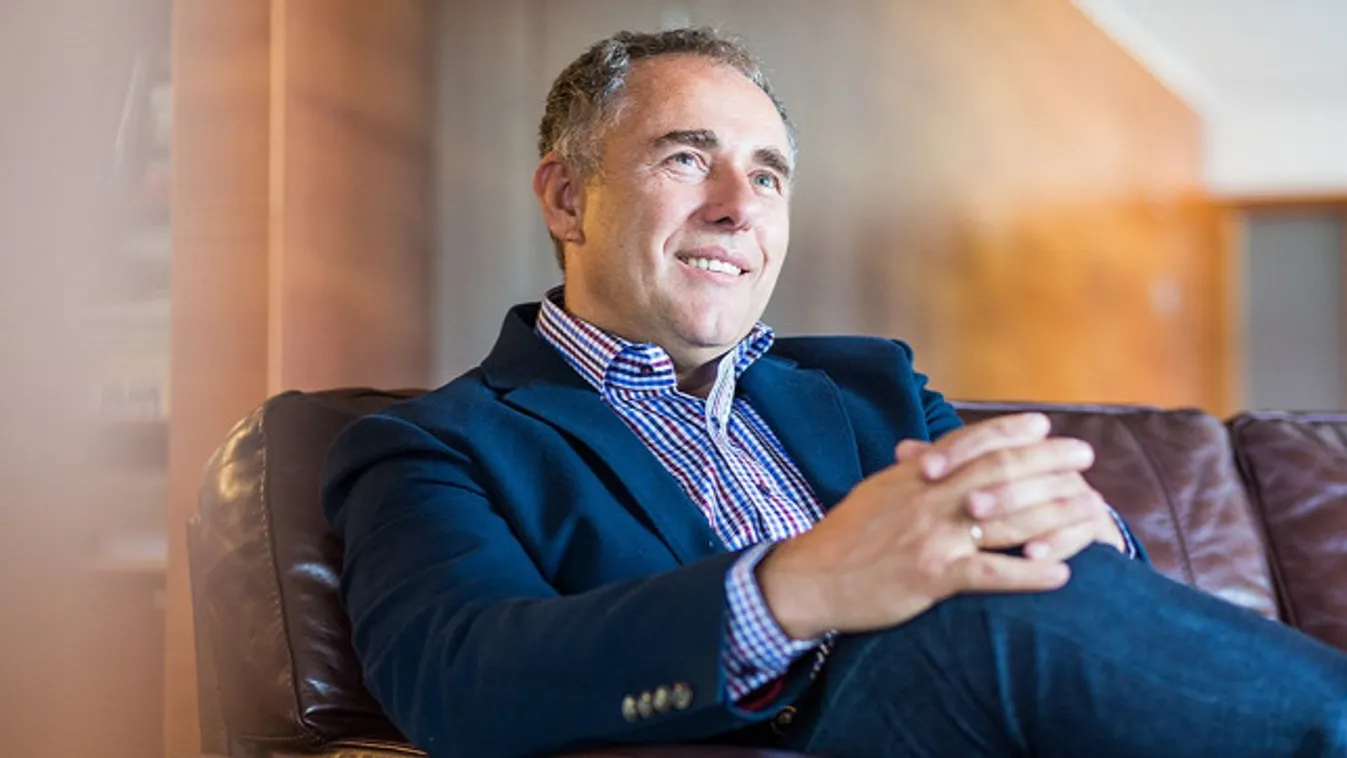 Egy vörösbáró: Másfél milliárdot vett ki a cégéből, miközben saját újságíróinak a fizetését drasztikusan csökkentette