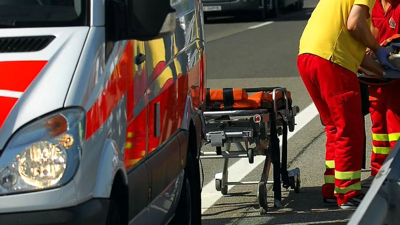 Buszmegállóba csapódott egy kisbusz Nyársapátnál, elsodort hat embert