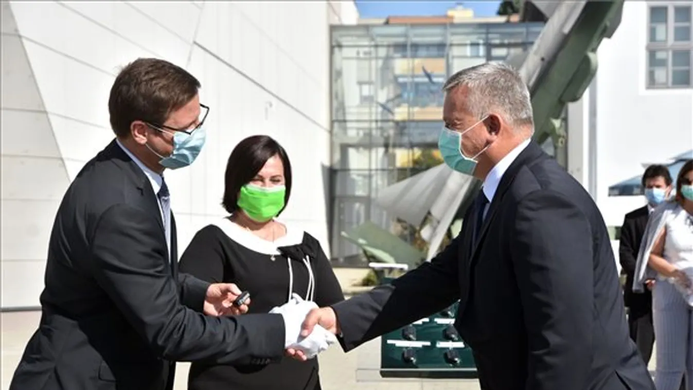 Tíz új kormányablakbuszt adtak át kedden Szolnokon