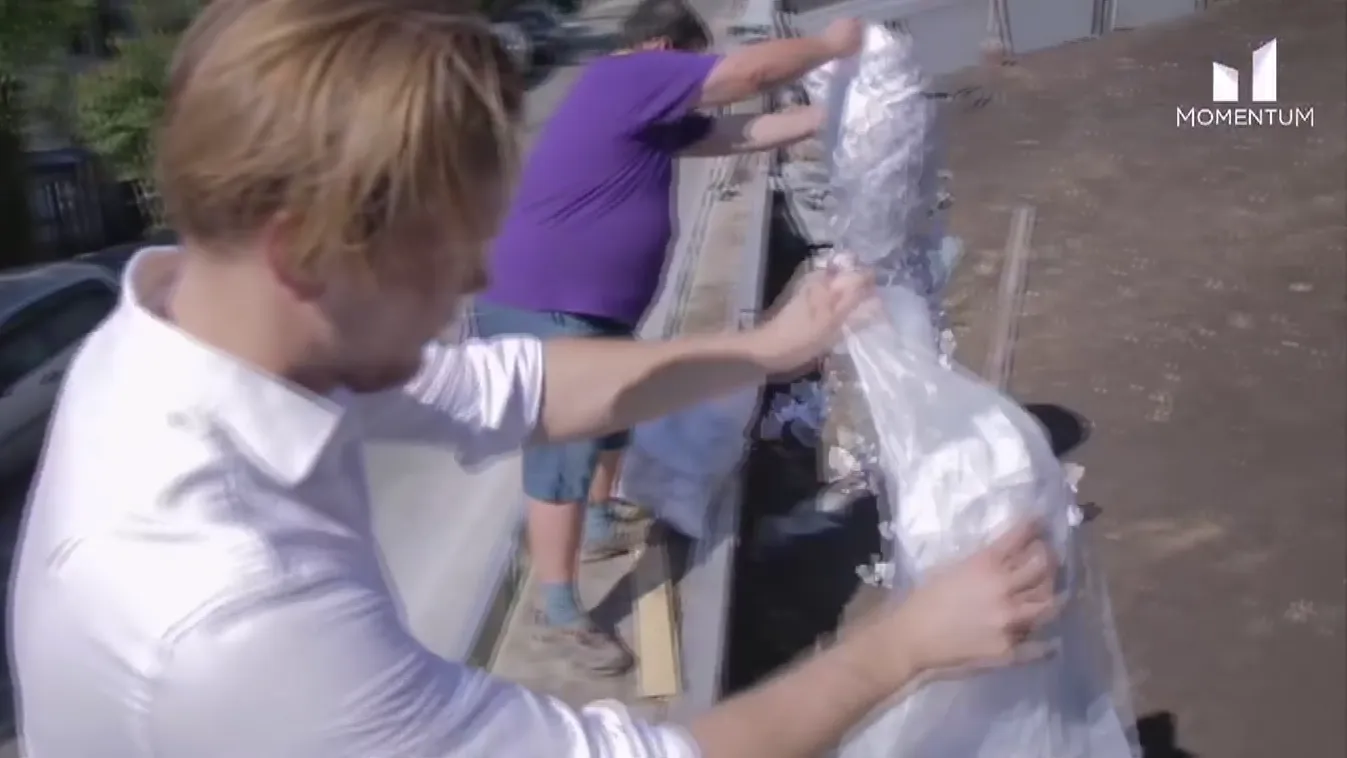 A Momentum szemetet szórt Rogán Antal szomszédjának kertjébe