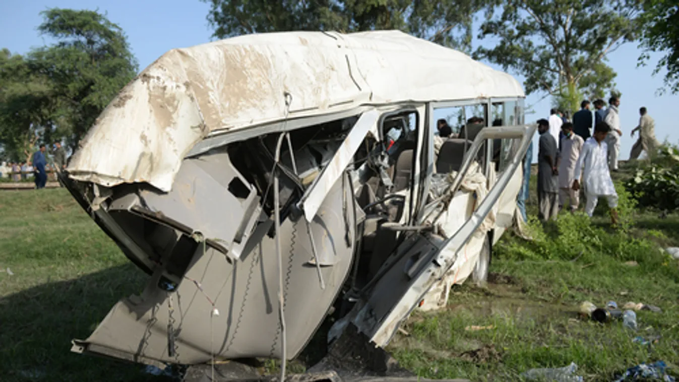 Tizenhárom ember meghalt, miután kigyulladt egy kisbusz Pakisztánban