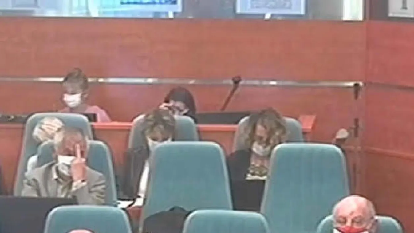 Középső ujját mutatta fel a Gyurcsány-párti politikus