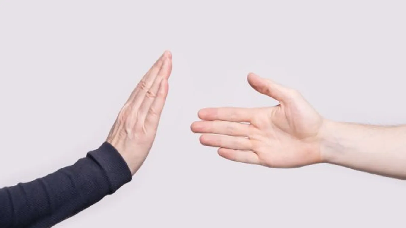 Nem fogott kezet nővel, nem kapott állampolgárságot