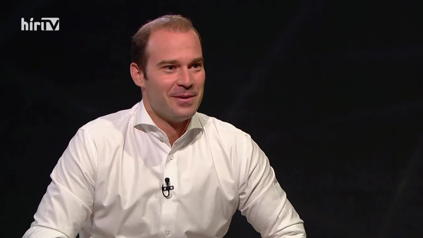 Főhős: Hollik István, aki 2002-ben lépett be a politika világába