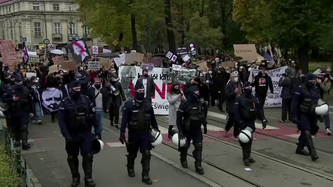Lengyelországban az abortuszt tiltó alkotmánybírósági döntés ellen tüntetnek