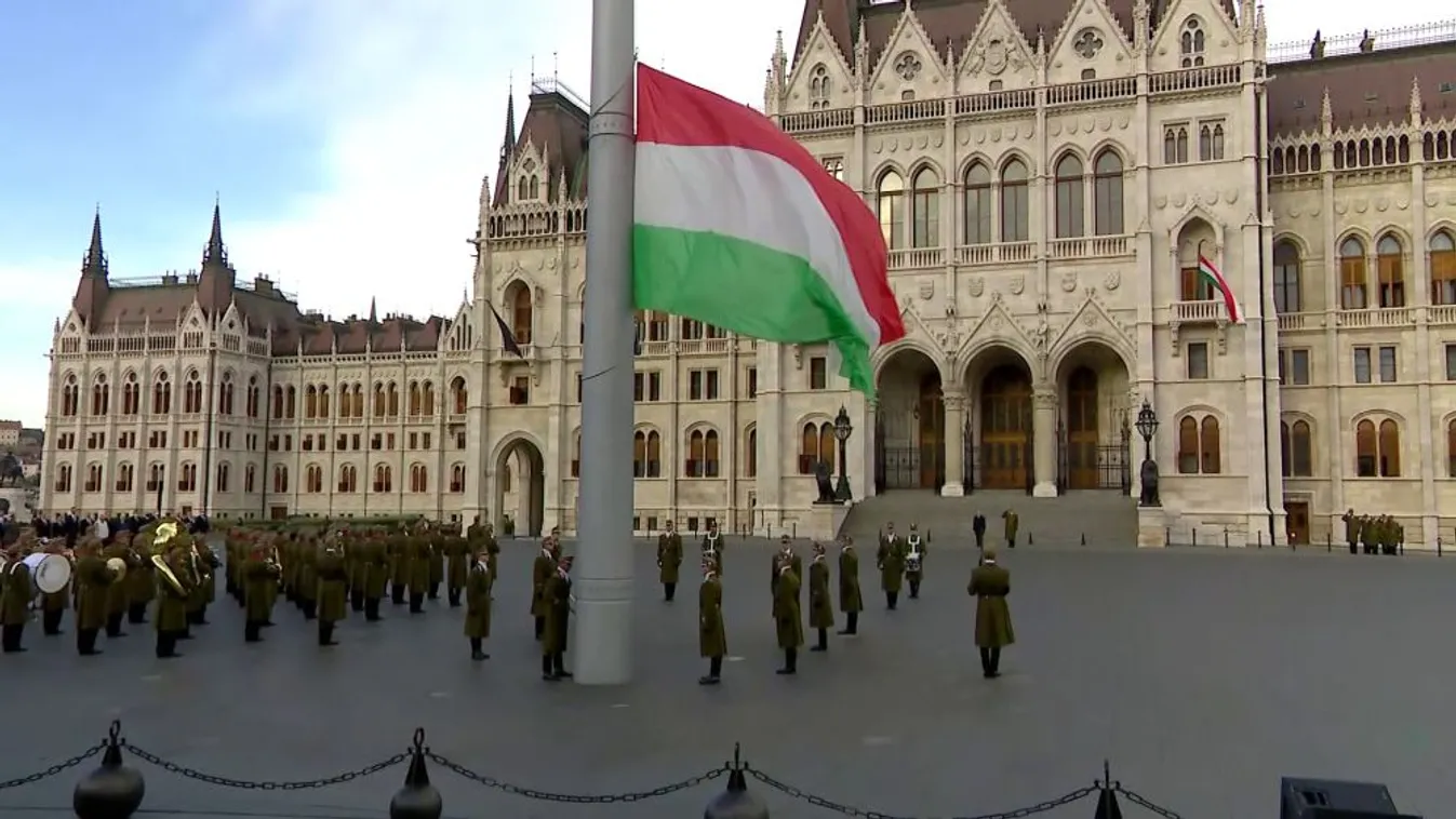 Felvonták, majd félárbocra engedték a nemzeti lobogót a Parlament előtt