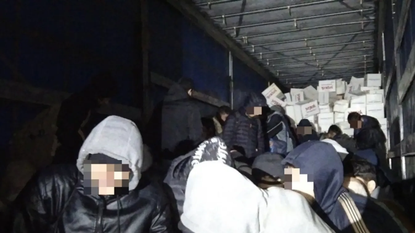 Negyvenöt szíriait találtak egy török sofőr román kamionjában Tatánál