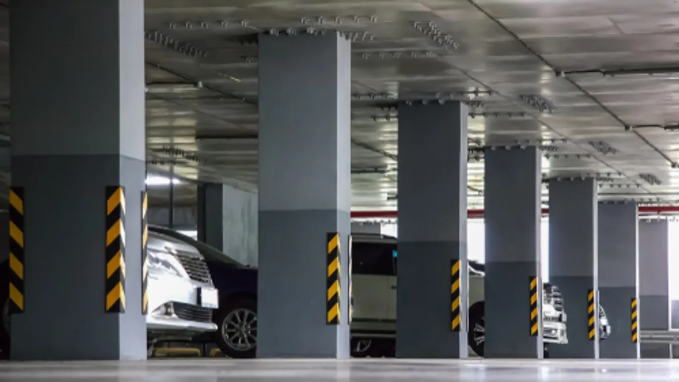 A kormány ingyenessé tette a parkolóházak éjszakai használatát