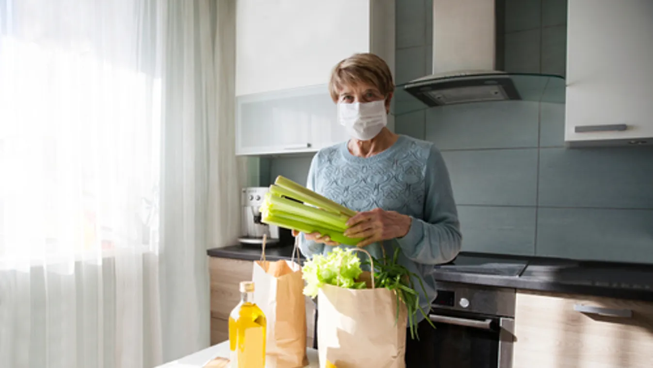 Szombattól felfüggeszti a kormány az idősek vásárlási idősávját