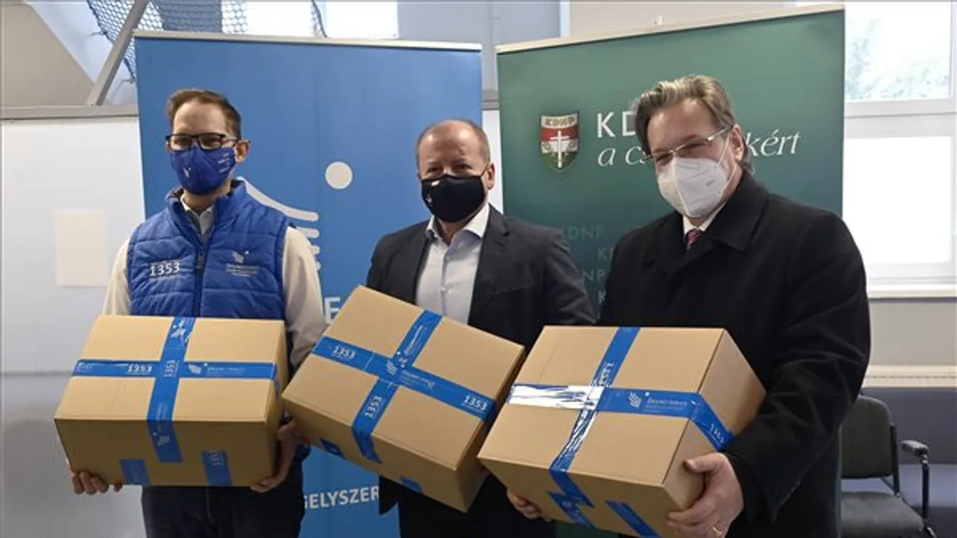 Karácsonyi ajándékcsomagokkal segít rászoruló családoknak a KDNP