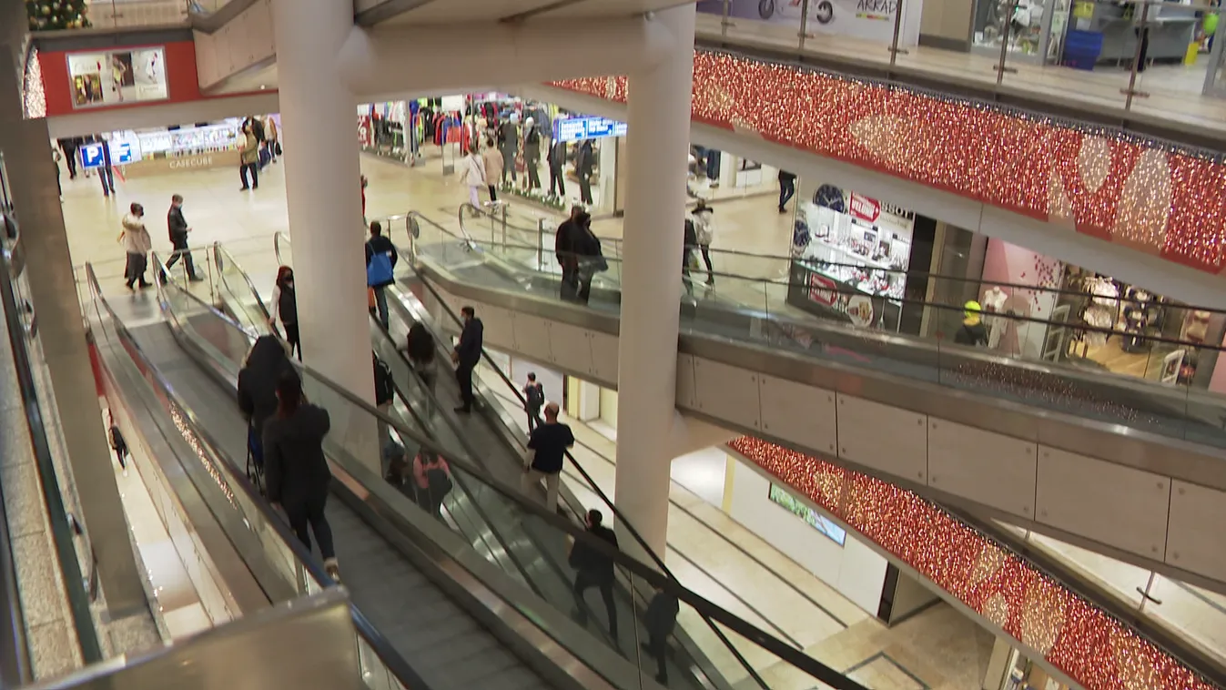 Jelentős forgalom volt az üzletekben a karácsony előtti utolsó vasárnapon