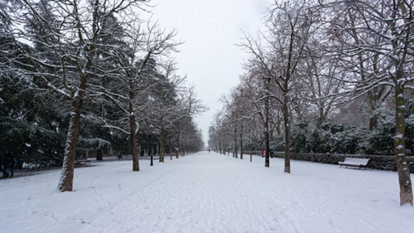 A rendkívüli hóhelyzet miatt egész nap zárva tart a madridi nemzetközi repülőtér