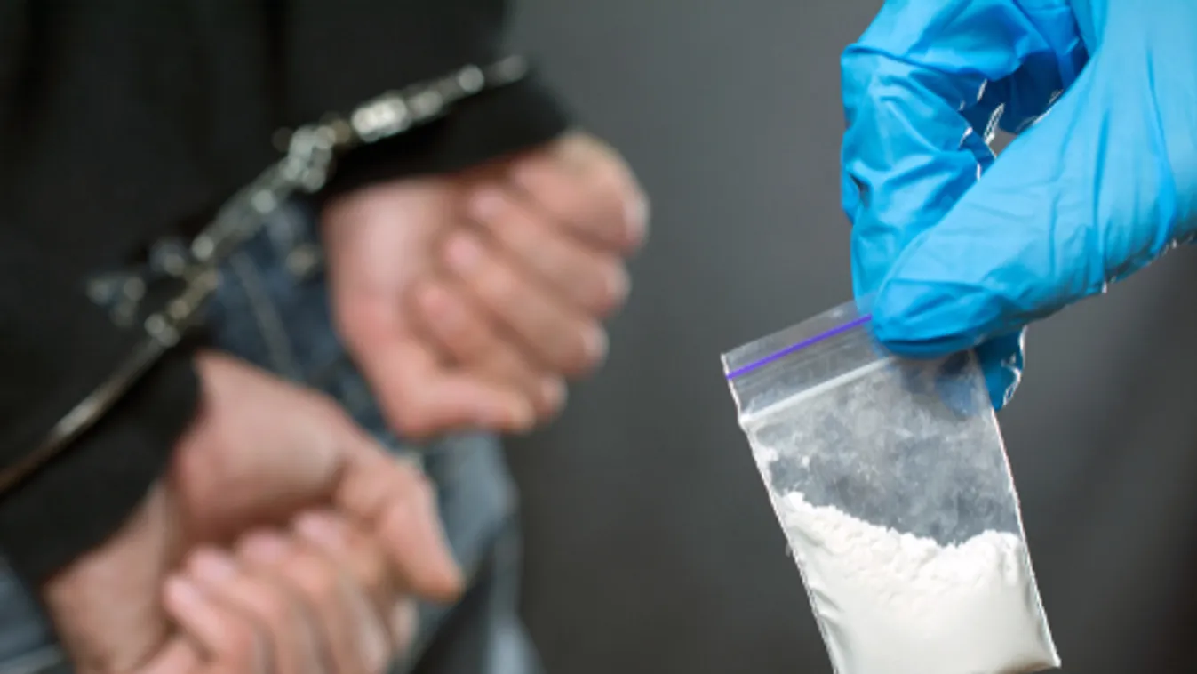 Őrizetbe vették a Vácon drogot terjesztő apát és fiát