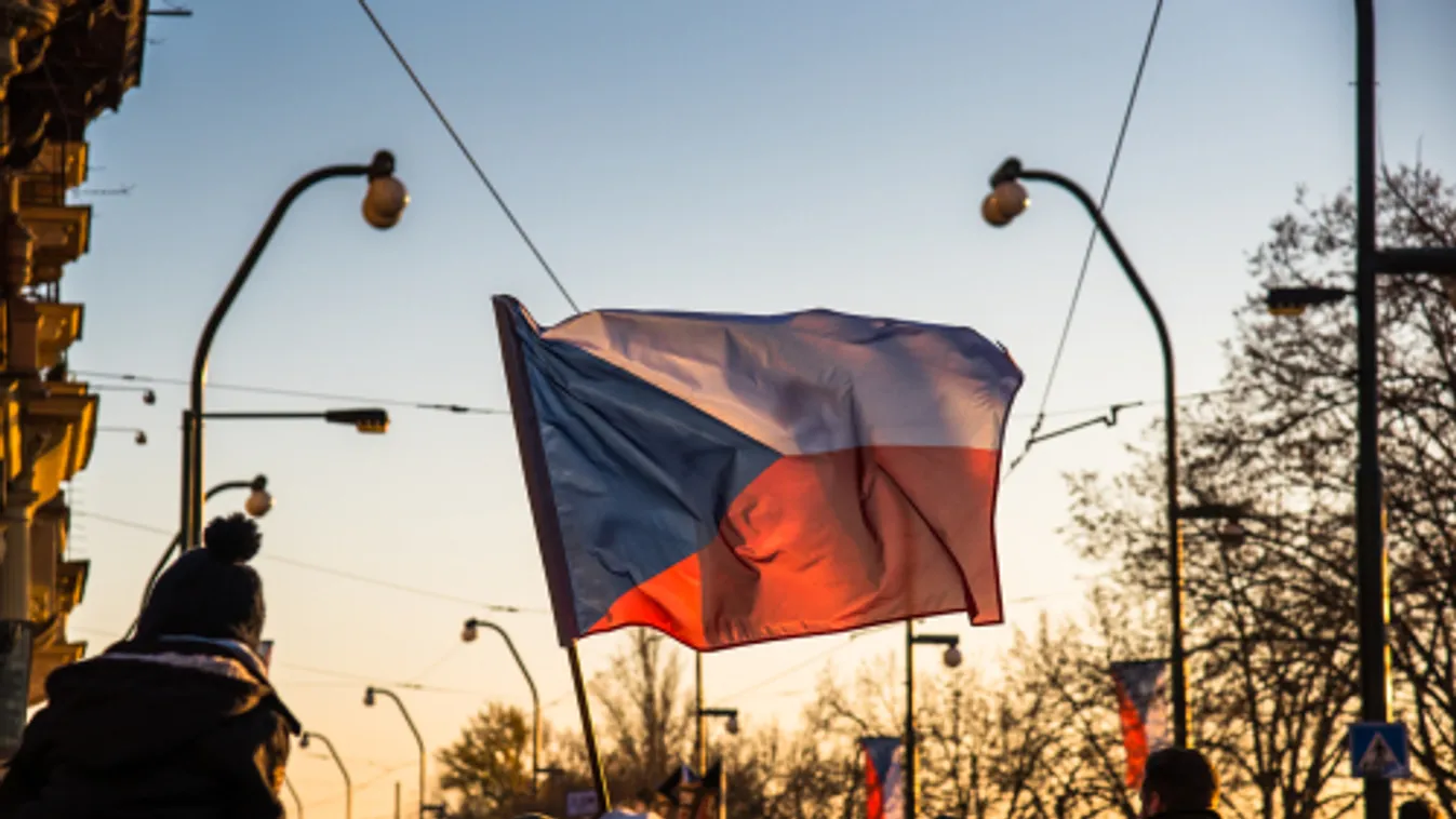 Ezrek tüntettek a korlátozások ellen Prágában