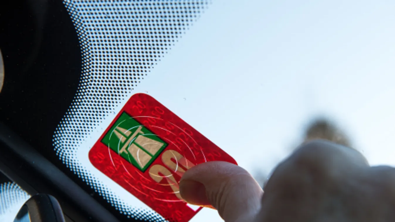 Vasárnapig érvényesek a tavalyi autópálya-matricák