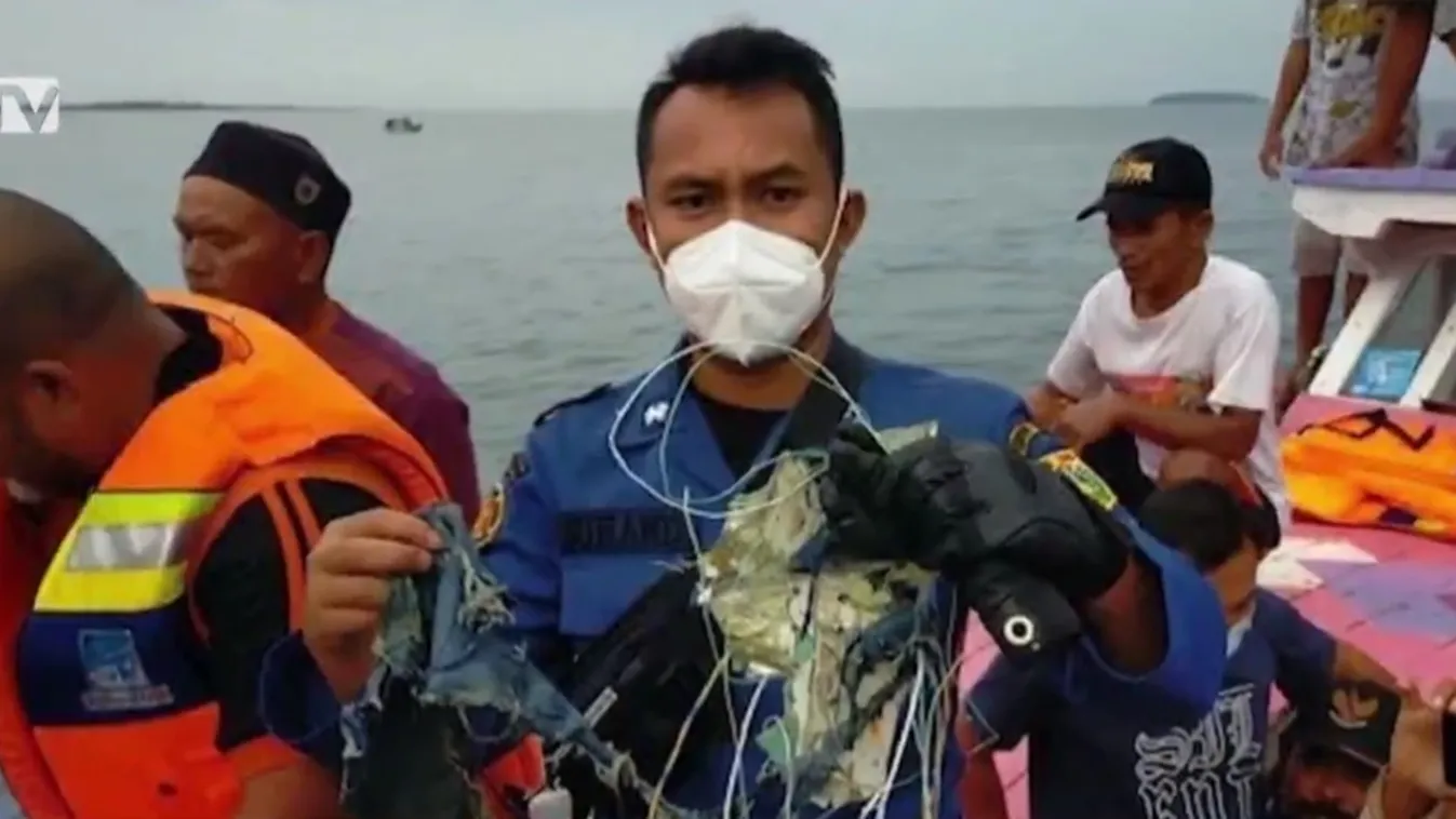 A búvárok rábukkantak a lezuhant indonéz utasszállító repülőgép roncsaira