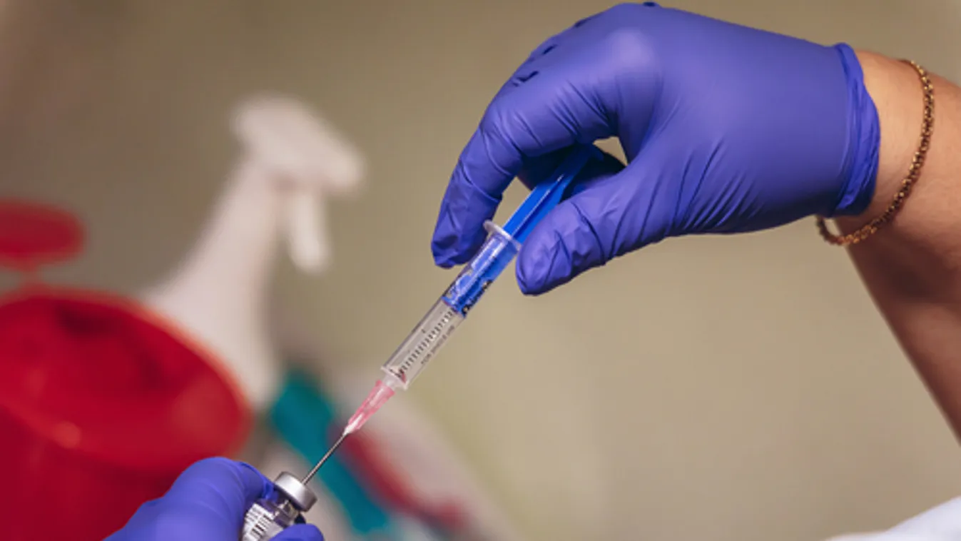 Varsó jogi lépéseket tesz, ha a Pfizer nem pótolja a kiesett szállítmányait