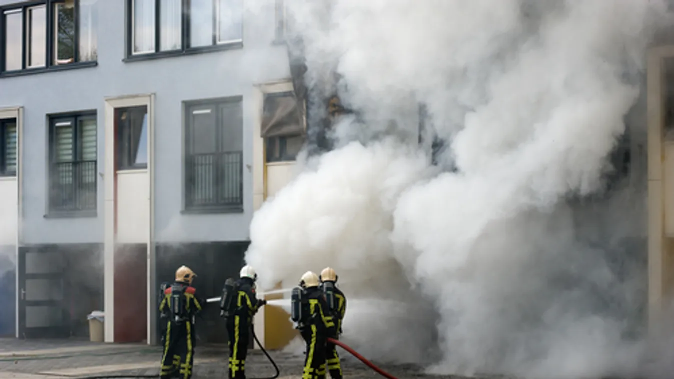 Hollandiai fiatalok felgyújtottak egy tesztközpontot, tiltakozásul a kijárási tilalom ellen