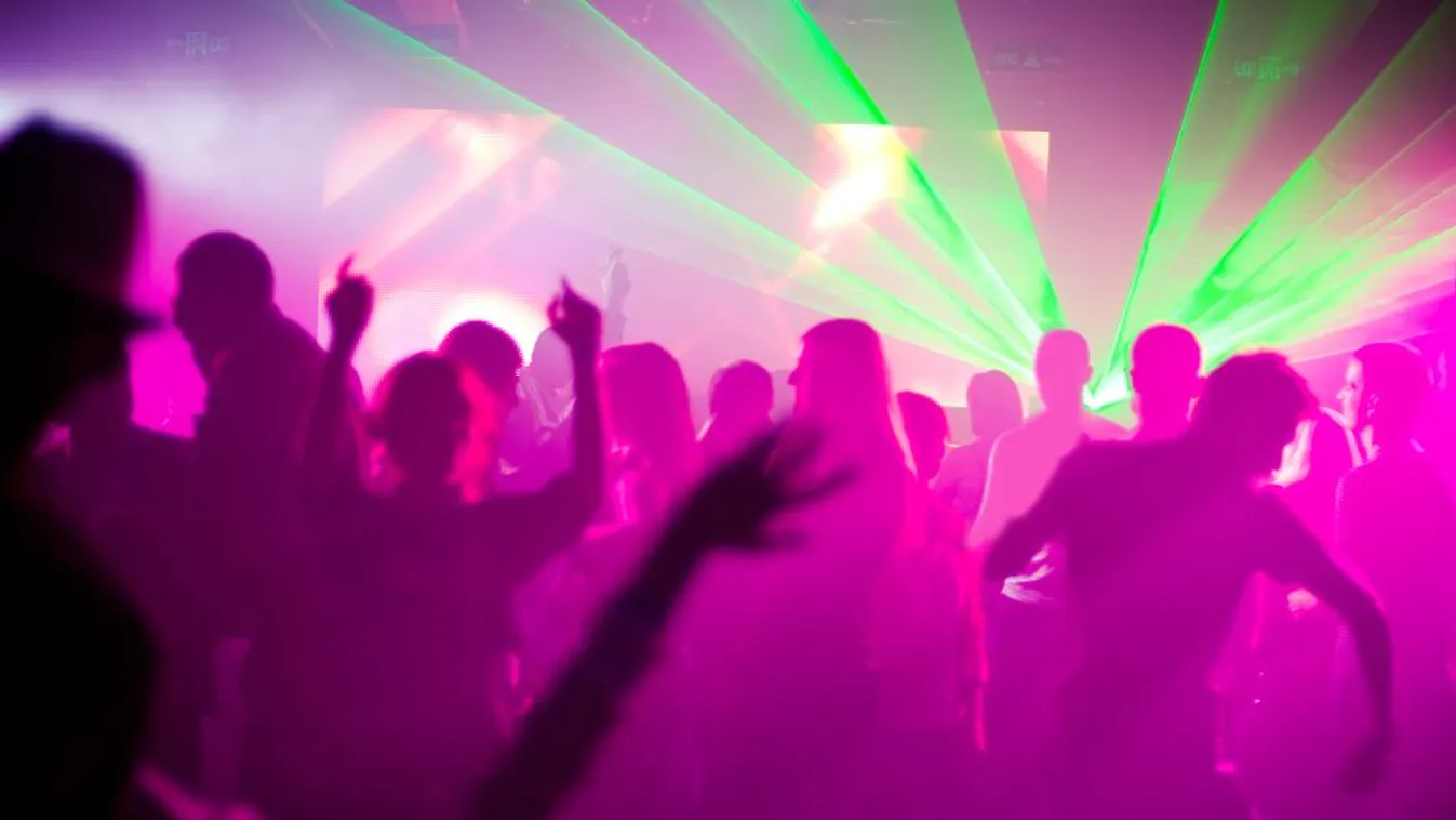 2500 fős techo buli részvevői rontottak a rendőrökre