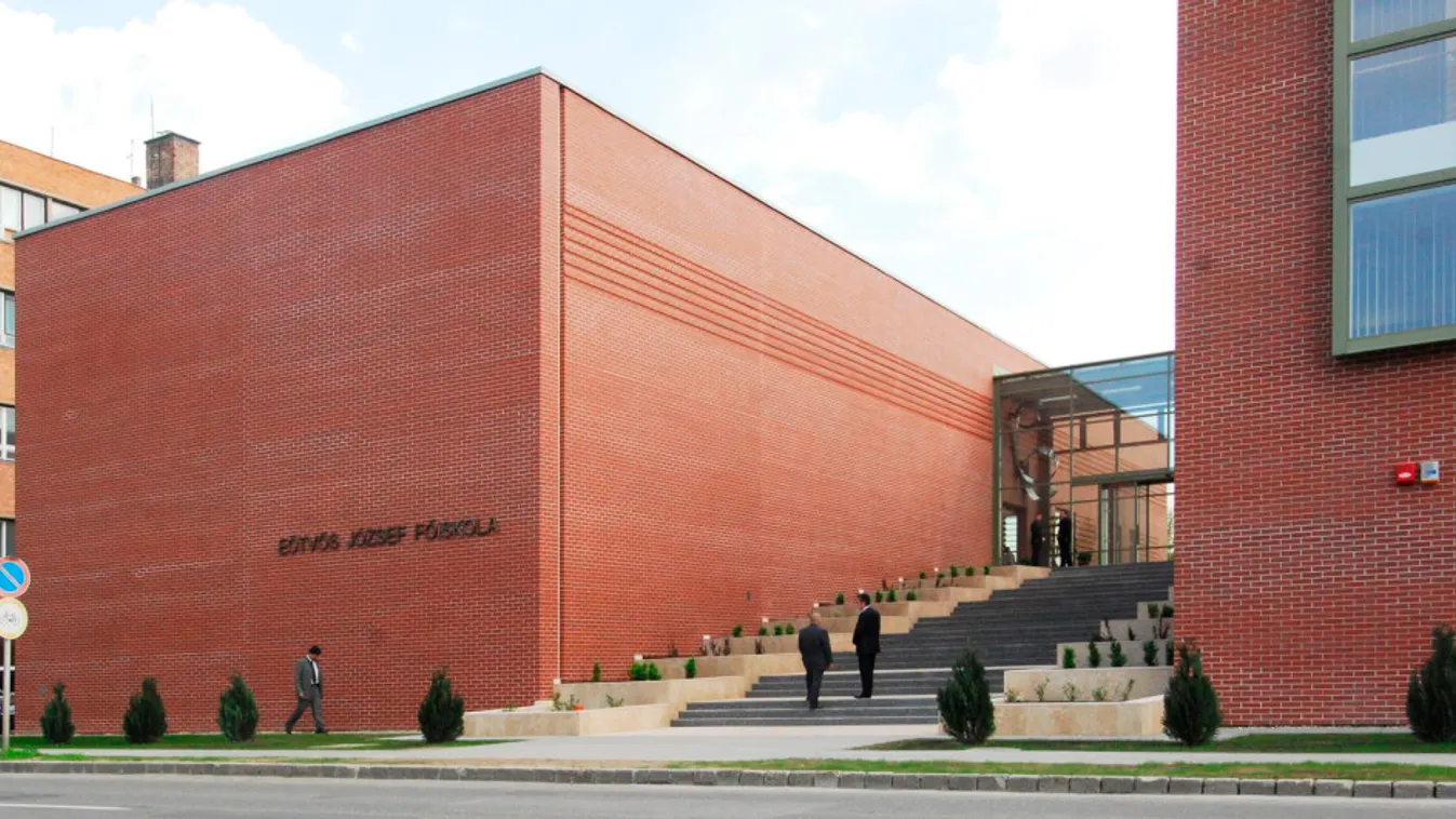 Több mint 200 millió forintból újult meg az Eötvös József Főiskola campusa