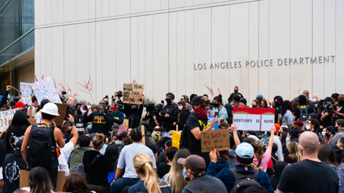 Tüntettek egy Los Angeles-i oltóközpont előtt