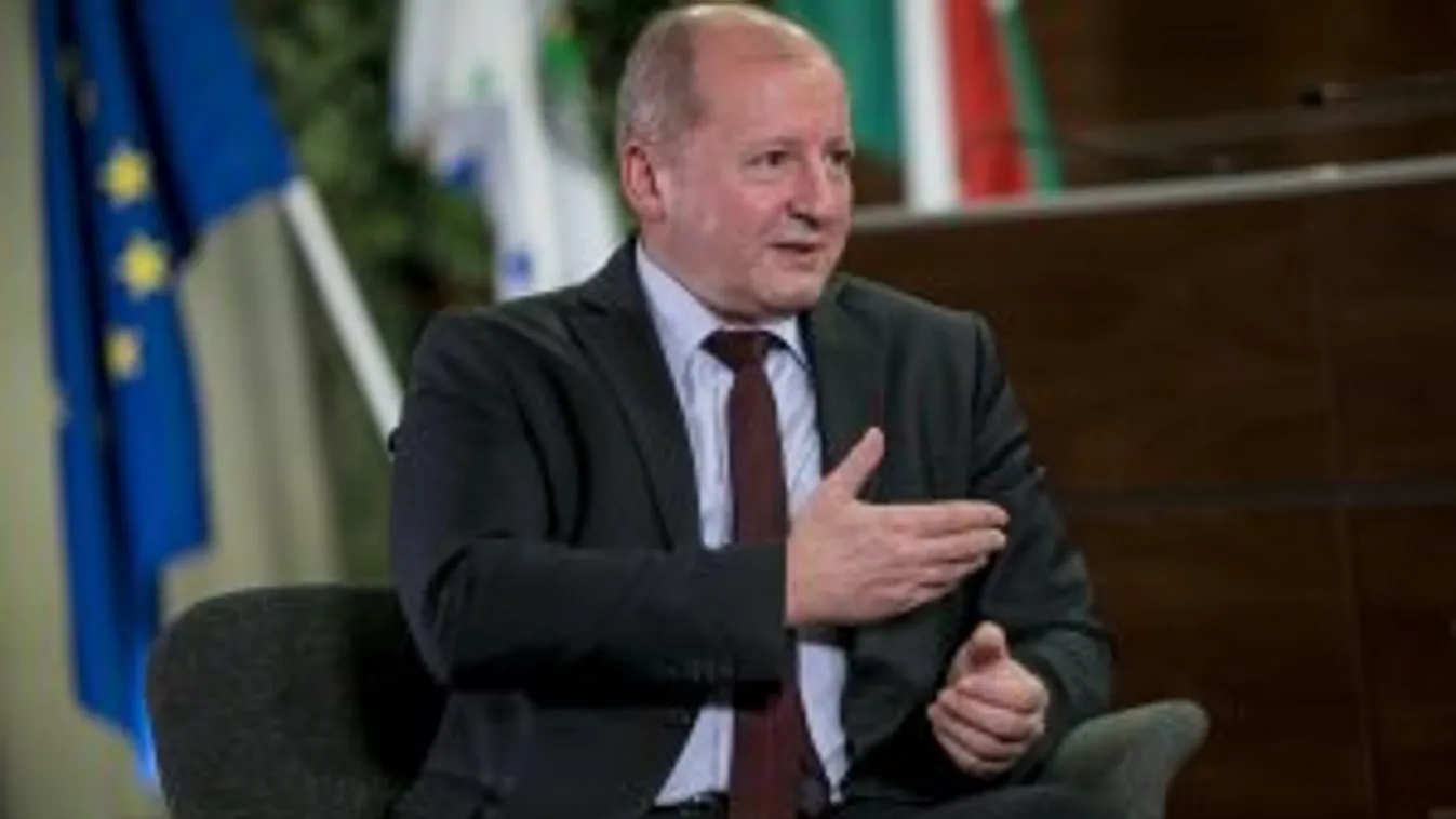 Simicskó István: Mindenkinek segítenie kell a védekezést