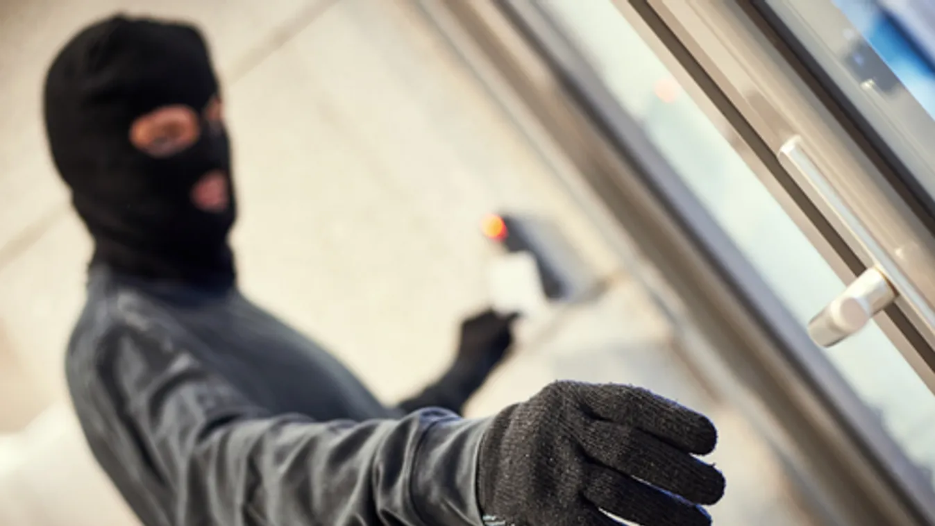 Instagramon közzétett fotóikat tanulmányozva fosztott ki gazdag és híres milánóiakat egy betörőbanda