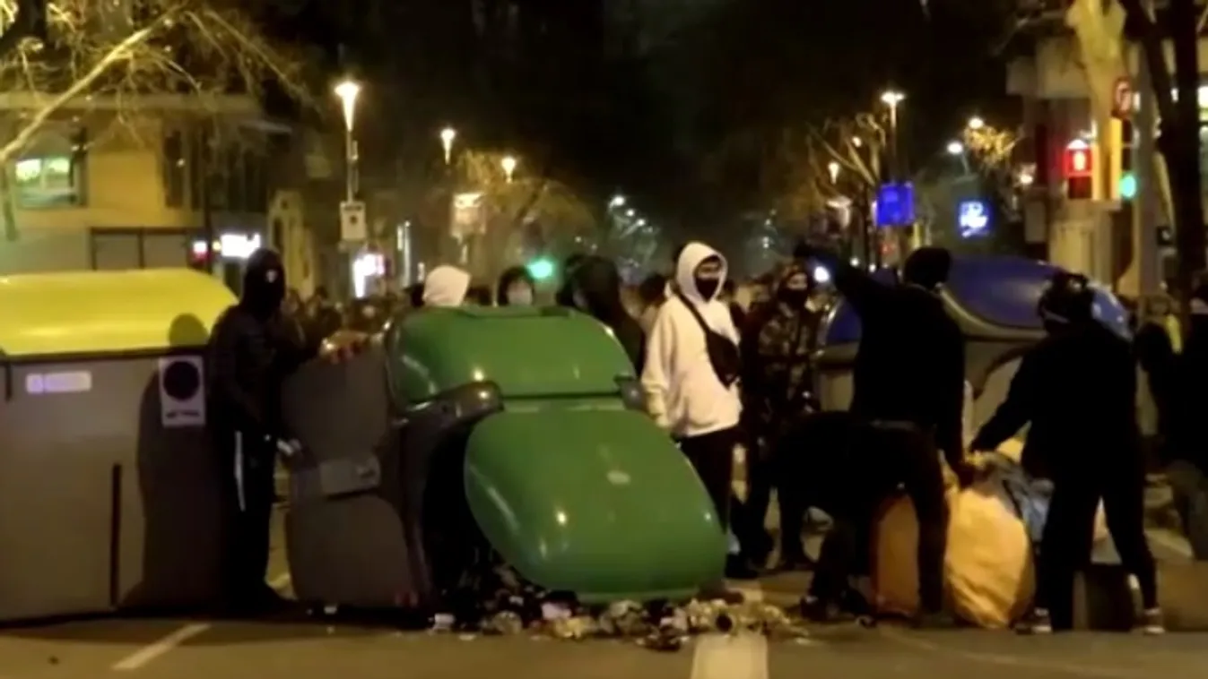 Törnek, zúznak, gyújtogatnak - így követelik a terroristákat éltető rapper szabadon engedését