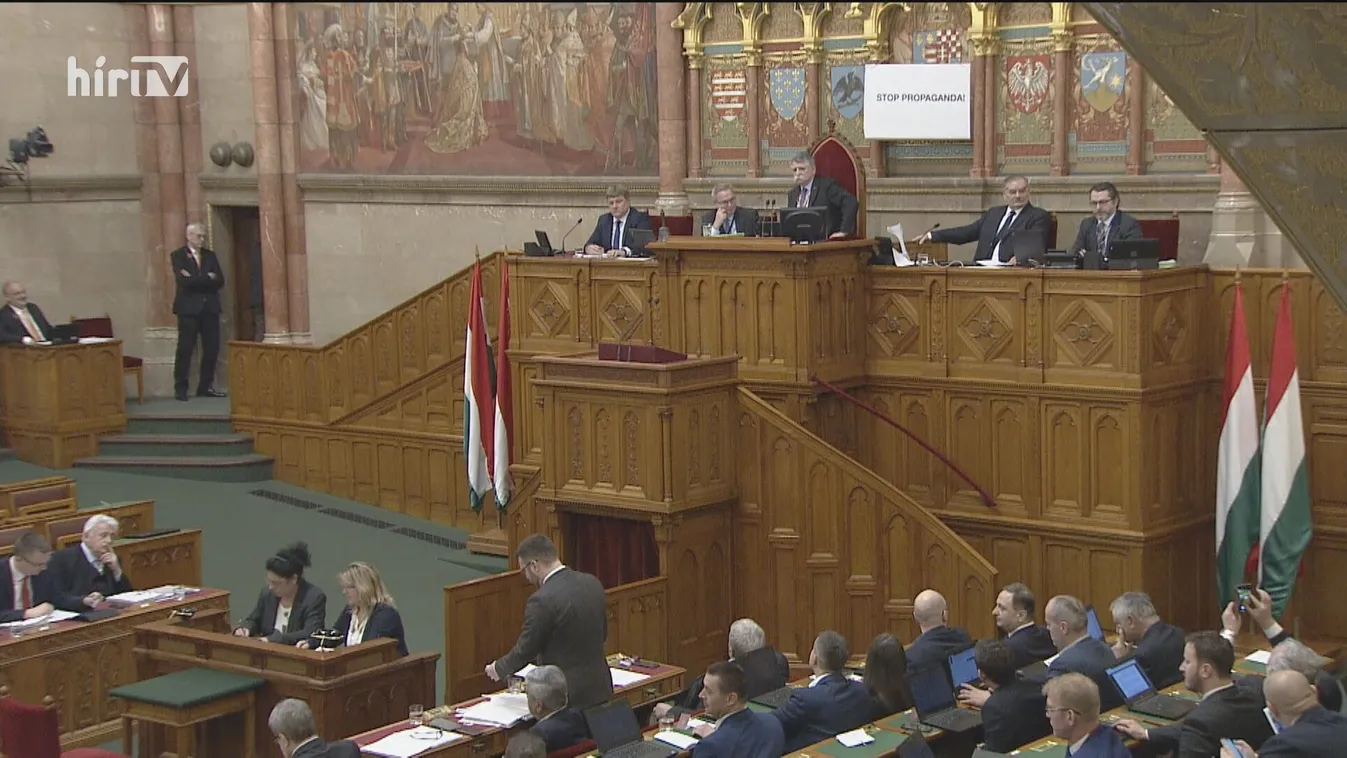 Támogatóival fizettette ki a parlamenti büntetését Hadházy Ákos