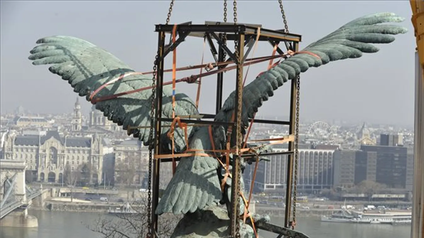Leemelték restaurálásra a turulszobrot a budai Várban