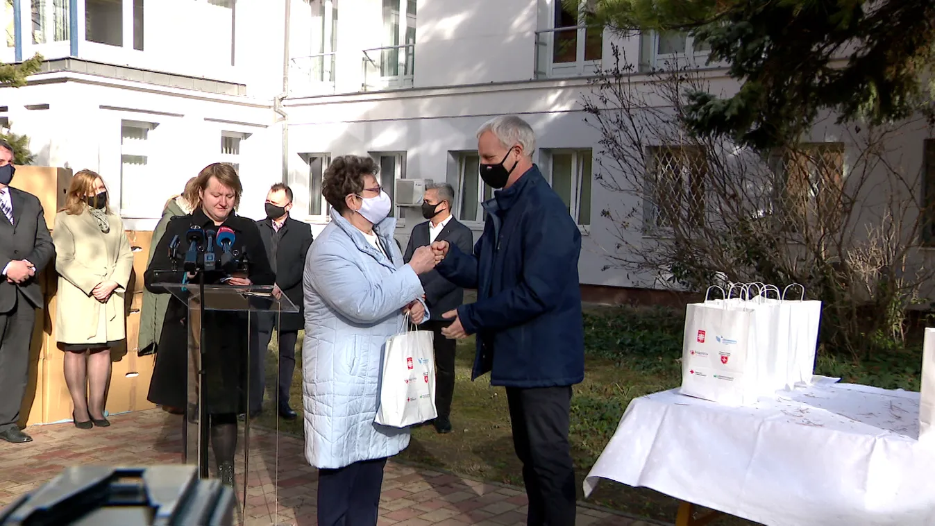 Sütemény- és boradományt kaptak az NNK munkatársai