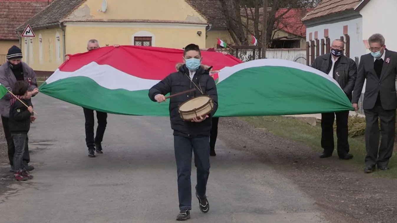 Óriáslobogóval járja az országot