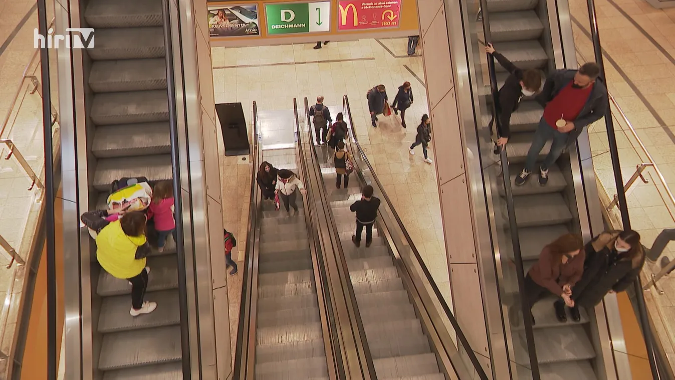 Nagy a tömeg a március 8-tól bezáró üzletekben