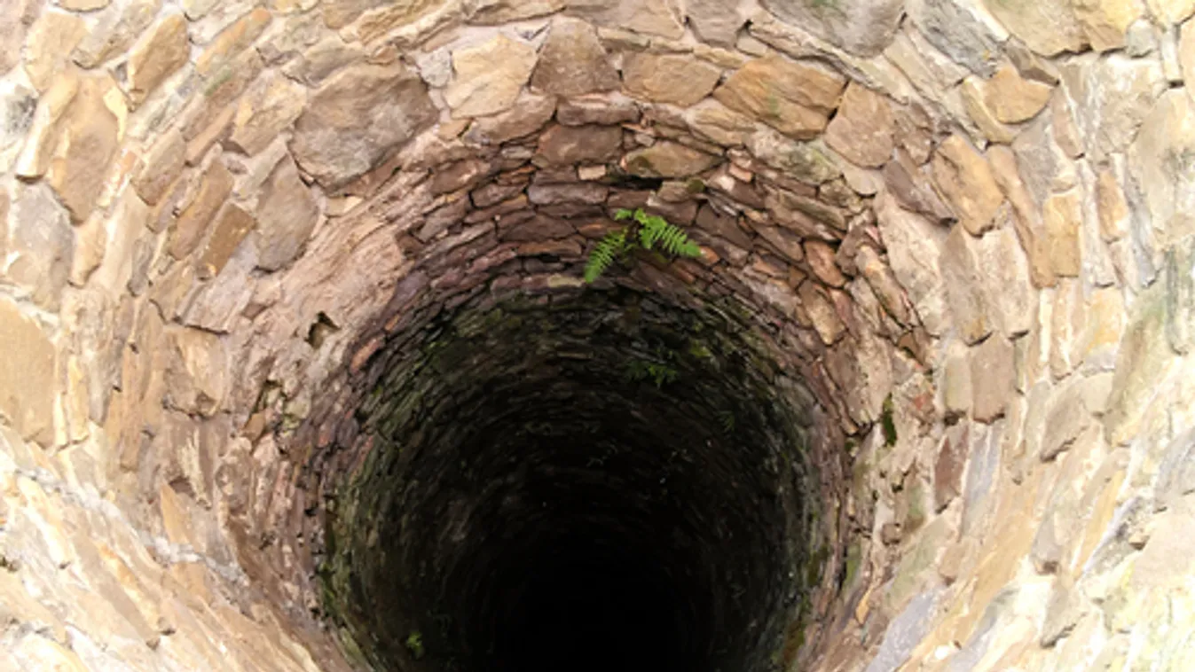 Kútba zuhant, és meghalt egy kisgyerek Hatvanban