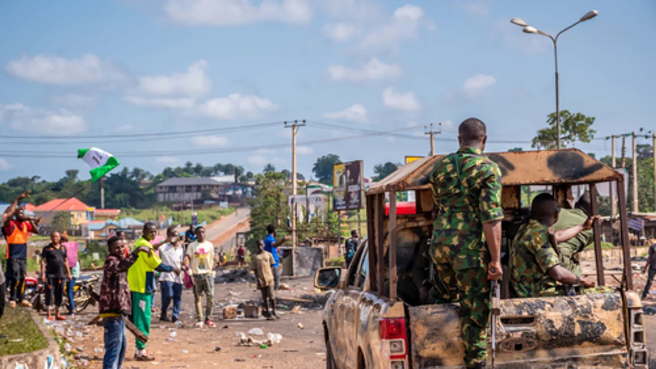 Nigériában fegyveresek szabadon engedték az elrabolt iskoláslányokat