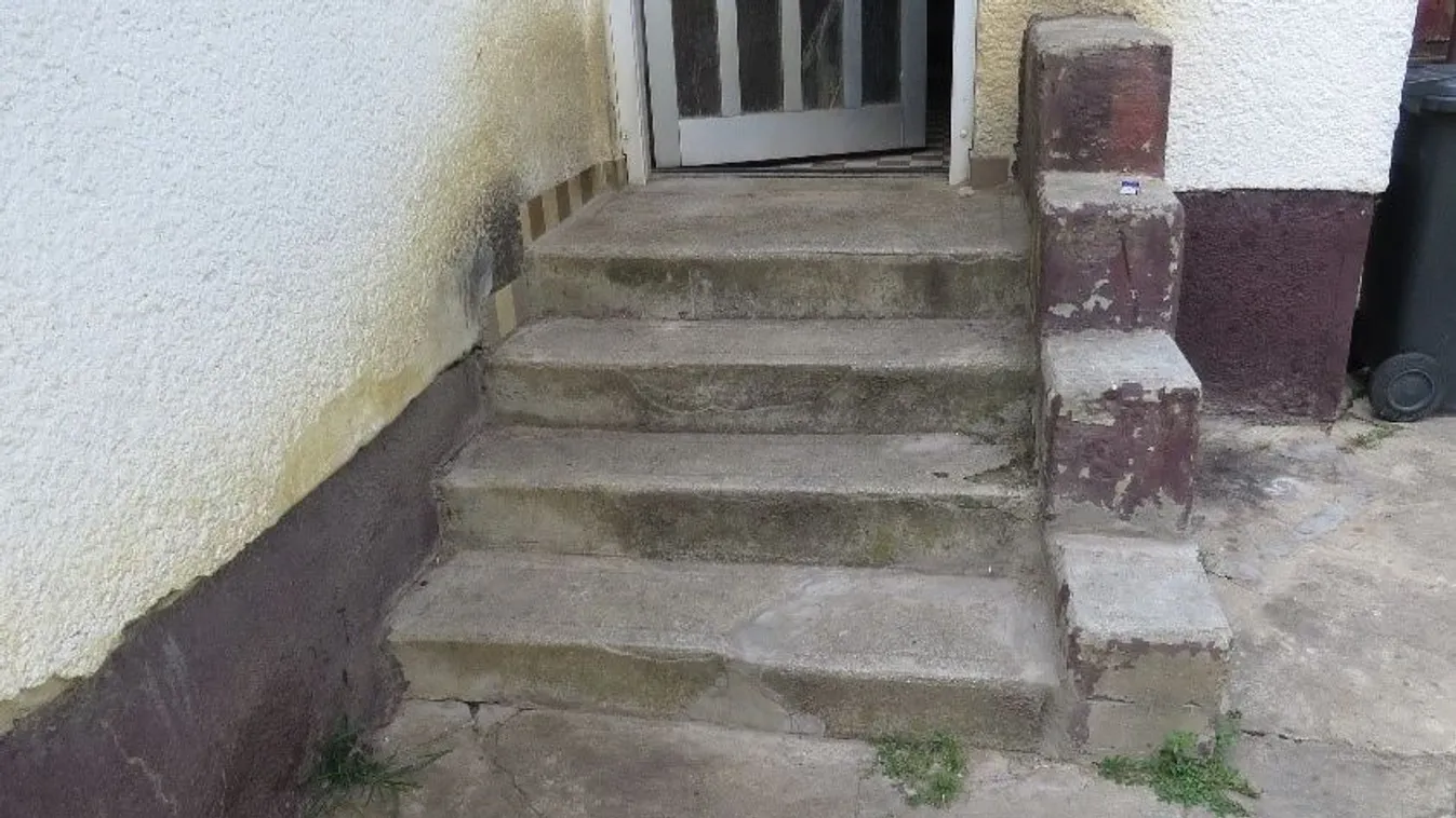 Lelökte a lépcsőn az édesanyját az ittas vádlott