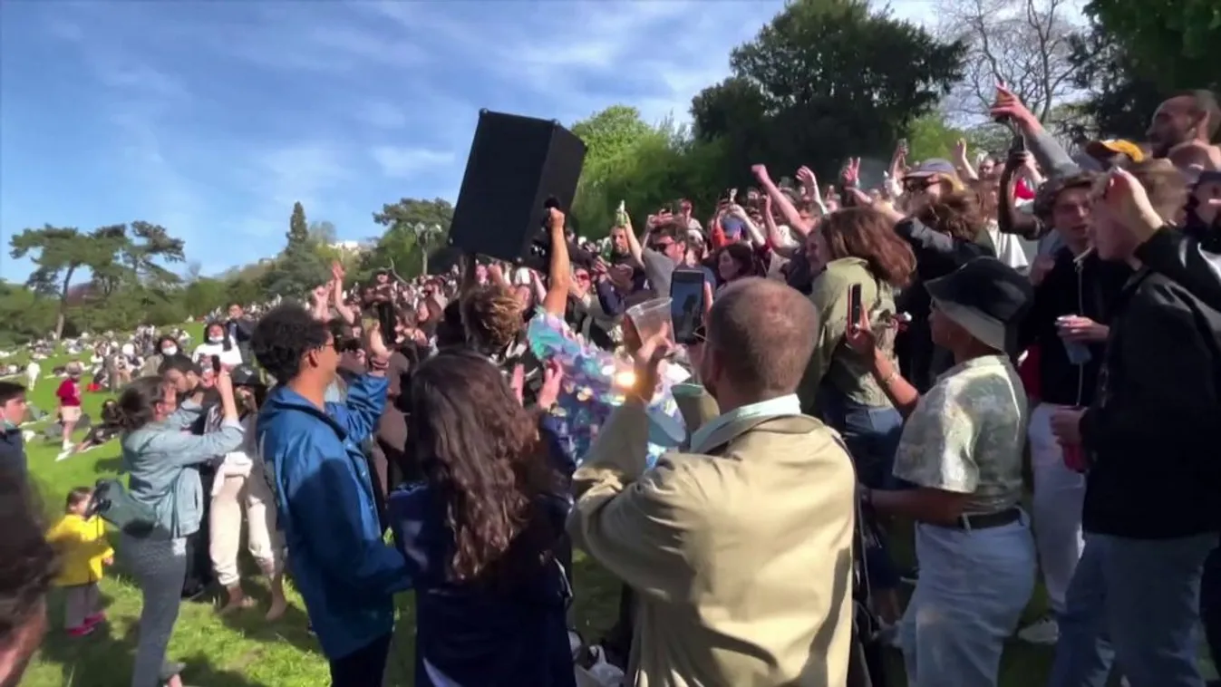 Eljárás indult egy párizsi parkban tartott buli miatt