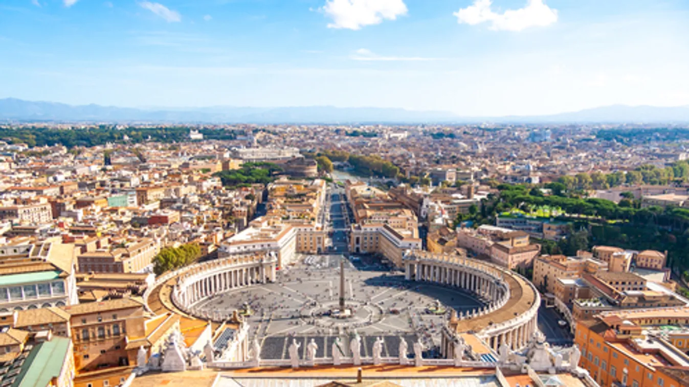 A járvány miatti korlátozások oldásával megtelt emberekkel a Szent Péter tér