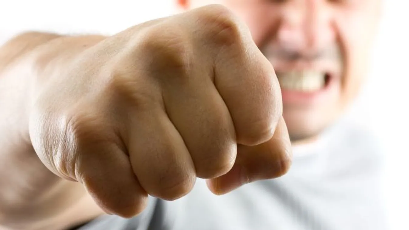 Az egyiknek kiverte a fogát, a másikat földhöz vágta és kirabolta