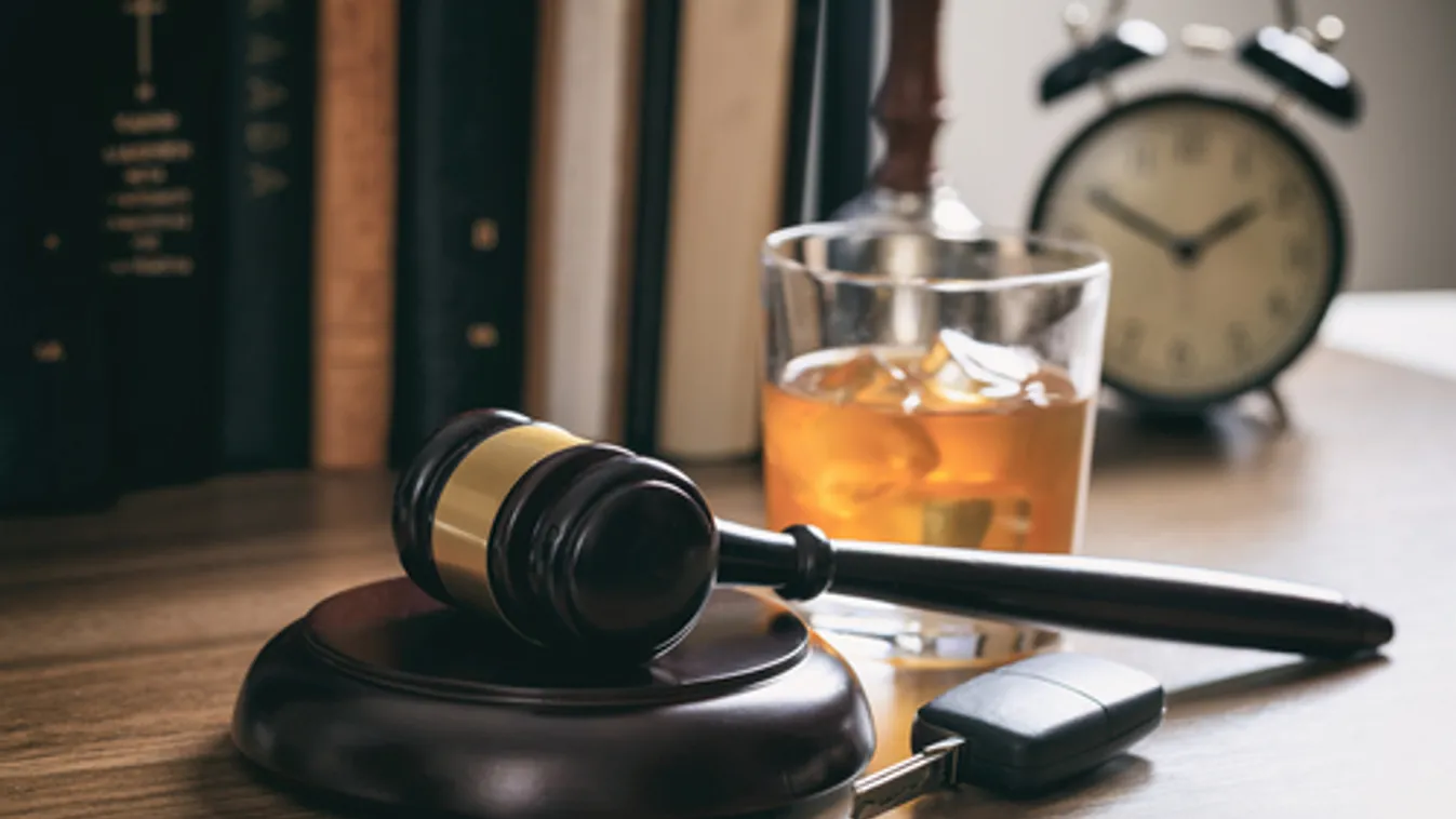 Részegen, jogosítvány nékül, a kijárási tilalmat megszegve csapódott az árokba az autós