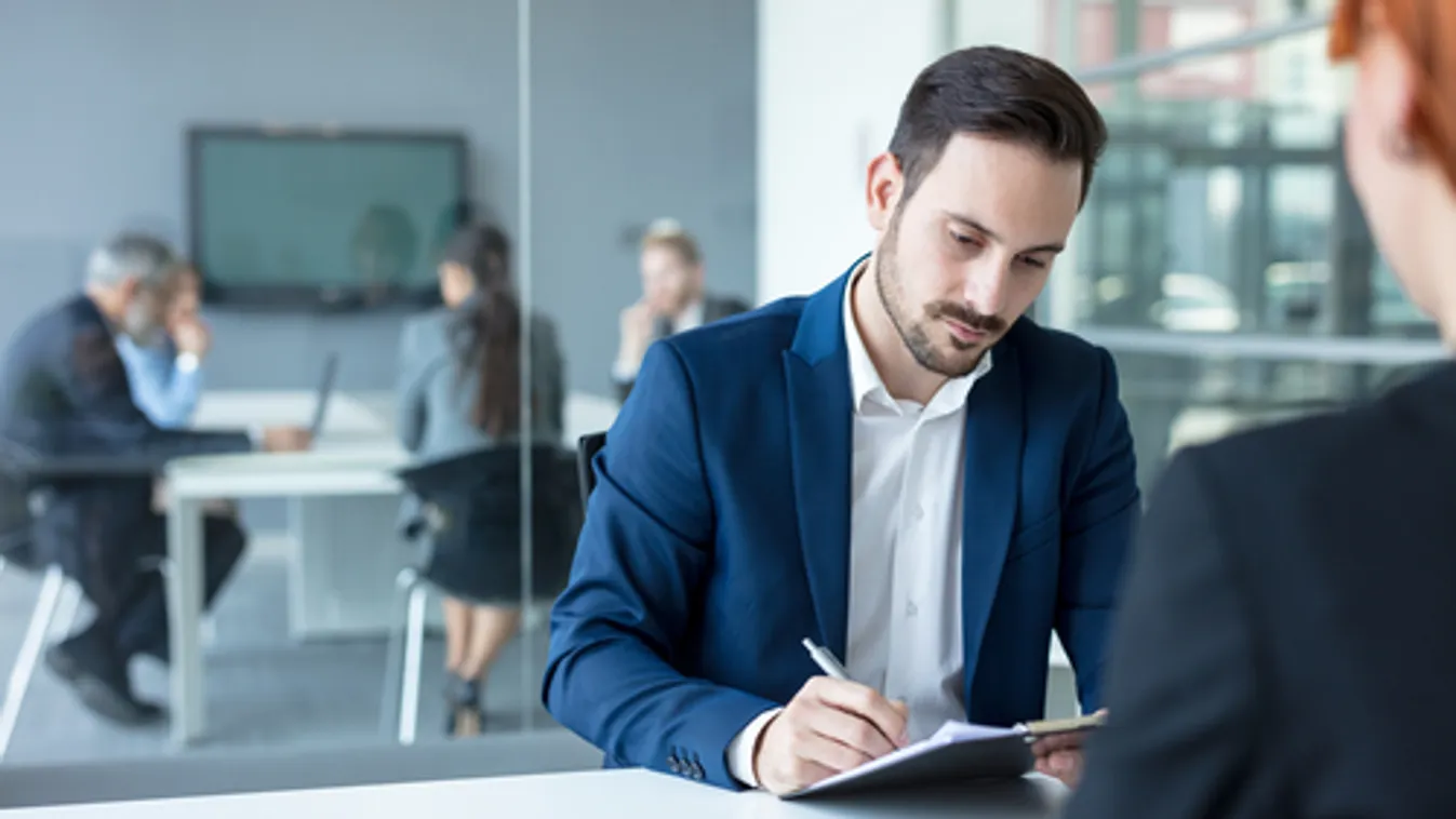 Egy hónap alatt 15 ezerrel csökkent az álláskeresők száma
