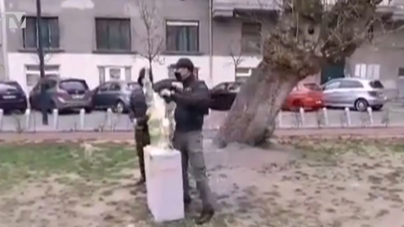 Összetörték és ledöntötték a BLM-mozgalmat hirdető szobrot