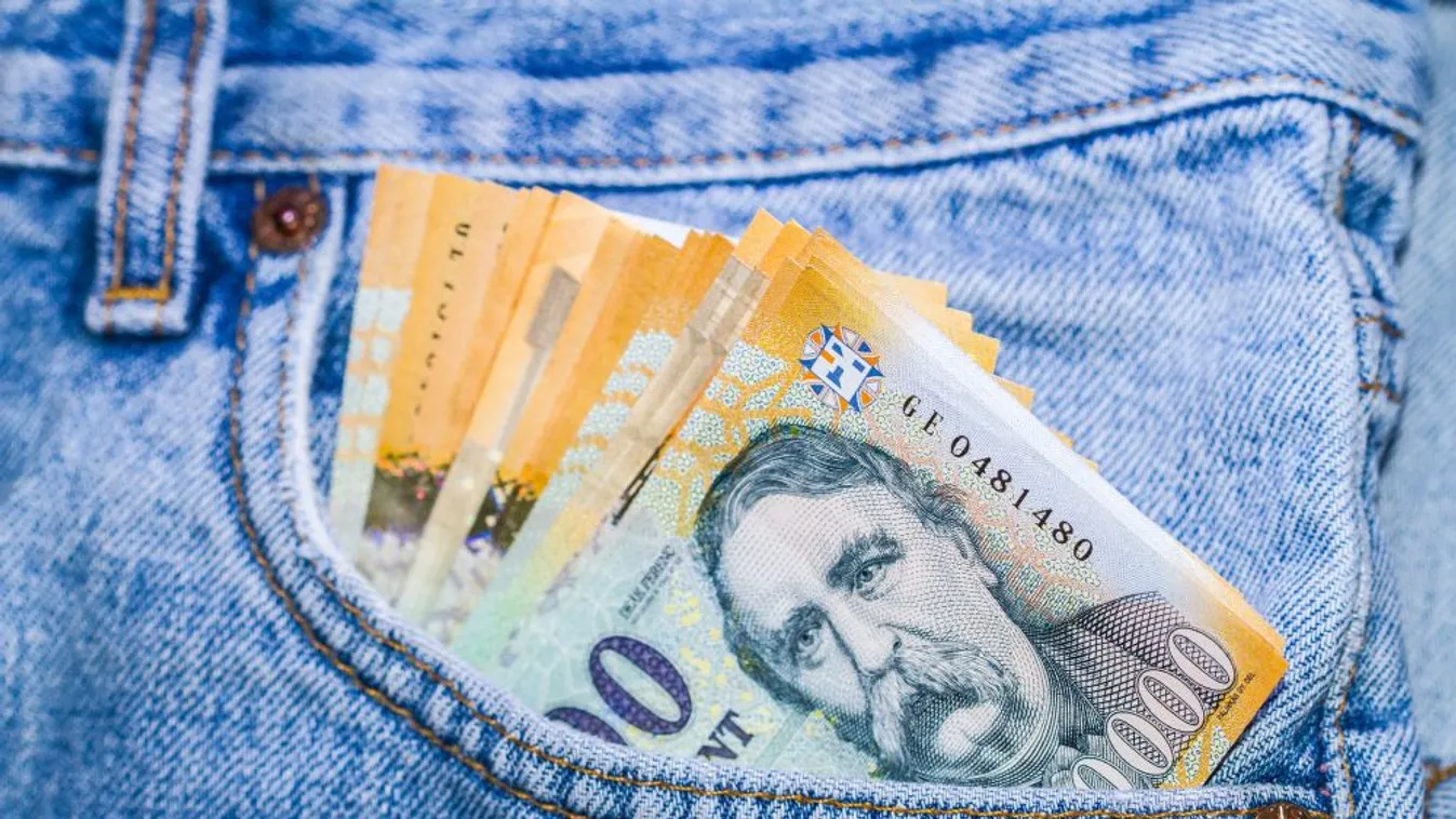 Saját zsebbe kézbesített a postásnő