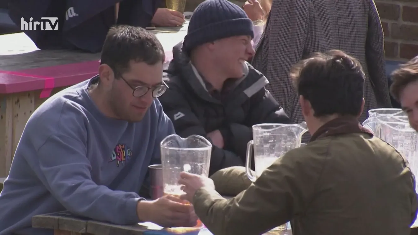 A járványügyi szabályok ellen tüntettek Londonban