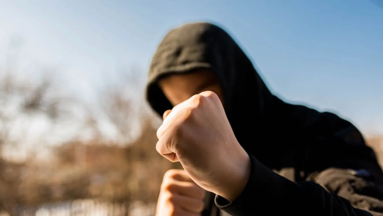 Előbb cigarettát kért a 13 éves, majd társaival együtt rabolt is