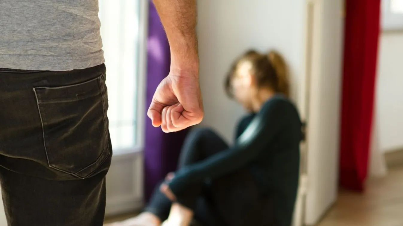 Élettársa haját húzta, a fejét a csempébe verte, majd meg is rúgta